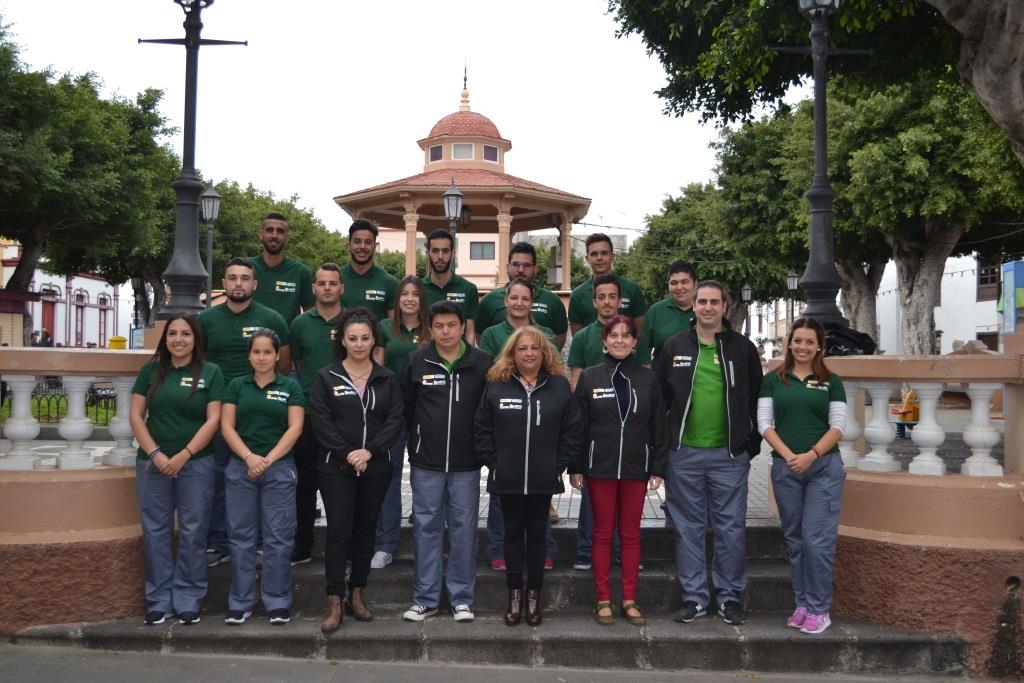 Equipo directivo y alumnos-as PFAE - Los Silos Tecnológico